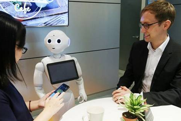 造型可爱的机器人“Pepper”，不仅能听懂点餐指令，还能和顾客聊天。