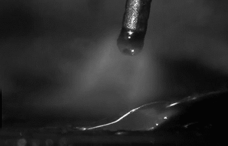 焊接镜头：焊材像是冰棍一下在一滴一滴的熔化